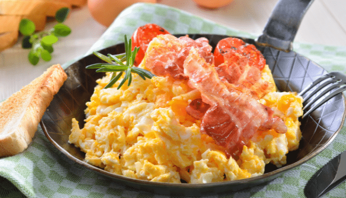 Ovos Mexidos com Bacon: O Clássico das Manhãs