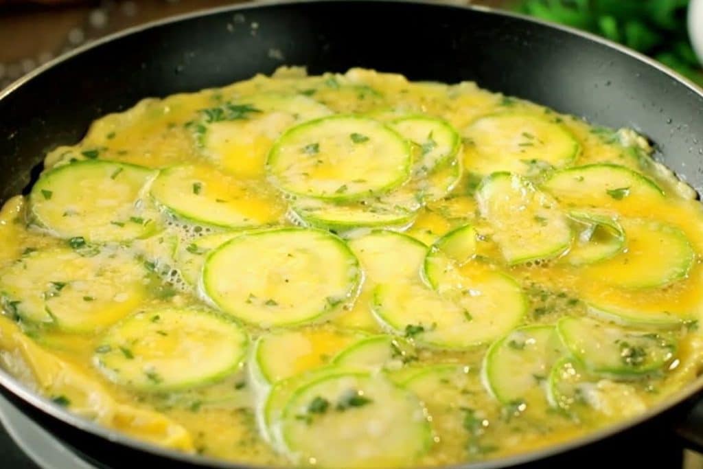 Omelete de Abobrinha: Refeição Rápida e Deliciosa - Receitas e Cozinha