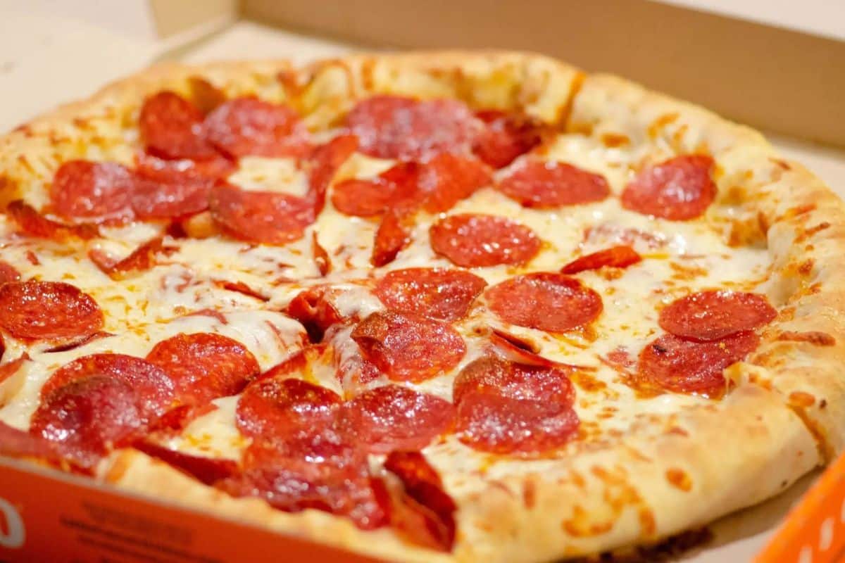 Pizza de Pepperoni Faça a sua Própria em Casa
