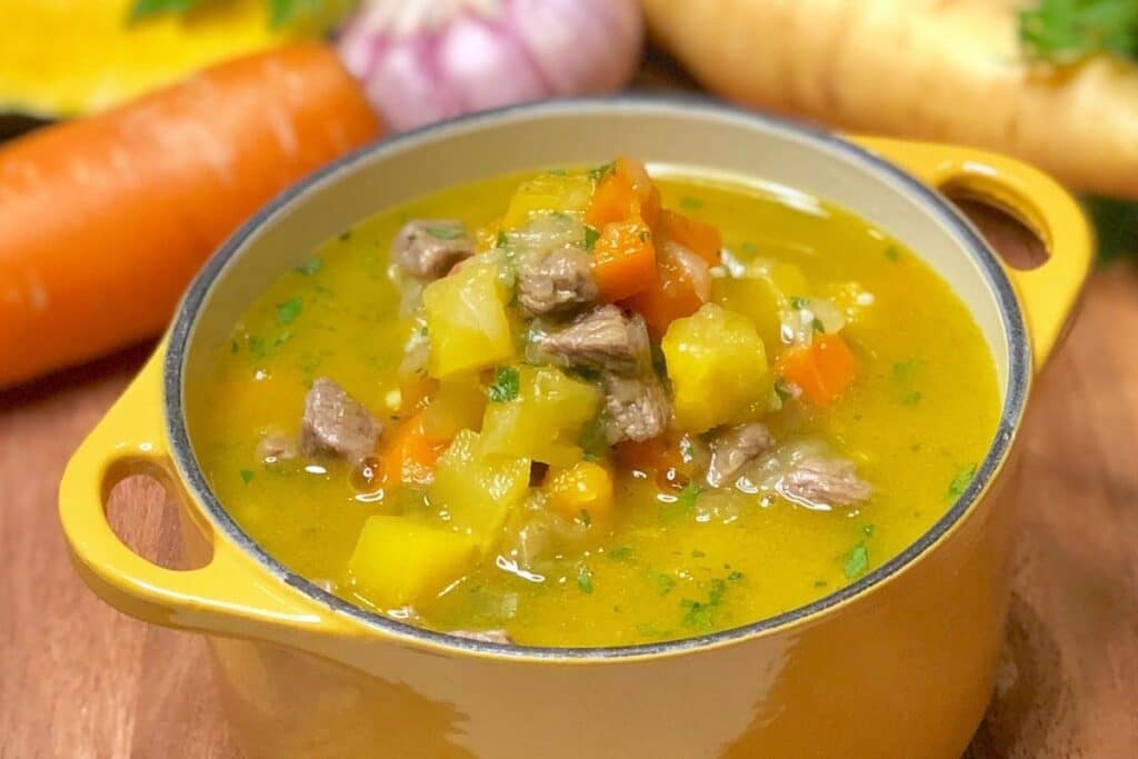 Sopa de Legumes com Carne Conforto em Uma Tigela - Receitas e Cozinha